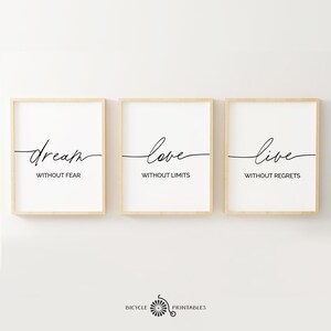 Op de afbeelding: Drie ingelijste prints met motiverende citaten. De eerste print zegt "droom zonder angst", de tweede print zegt "liefde zonder grenzen", en de derde print zegt "leef zonder spijt".