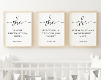 Ze is kostbaarder dan robijnen, Ze is gekleed in kracht en waardigheid, Ze is angstig en heerlijk gemaakt Kinderdagverblijf Quote Print Drieluik