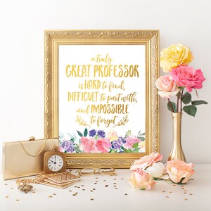 Puede incluir: Una impresi&oacute;n enmarcada en dorado con fondo blanco y texto dorado que dice "a truly GREAT PROFESSOR is HARD to find, DIFFICULT to part with, and IMPOSSIBLE to forget". La impresi&oacute;n presenta un dise&ntilde;o floral de acuarela con flores rosas, moradas y amarillas.