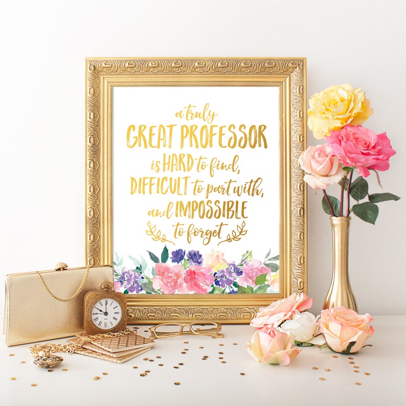 Puede incluir: Una impresi&oacute;n enmarcada en dorado con fondo blanco y texto dorado que dice "a truly GREAT PROFESSOR is HARD to find, DIFFICULT to part with, and IMPOSSIBLE to forget". La impresi&oacute;n presenta un dise&ntilde;o floral de acuarela con flores rosas, moradas y amarillas.