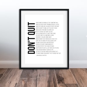 Pu&ograve; includere: Un poster di tipografia in bianco e nero con una citazione motivazionale: "Non mollare" di John Greenleaf Whittier. La citazione incoraggia la perseveranza e la resilienza di fronte alle sfide.