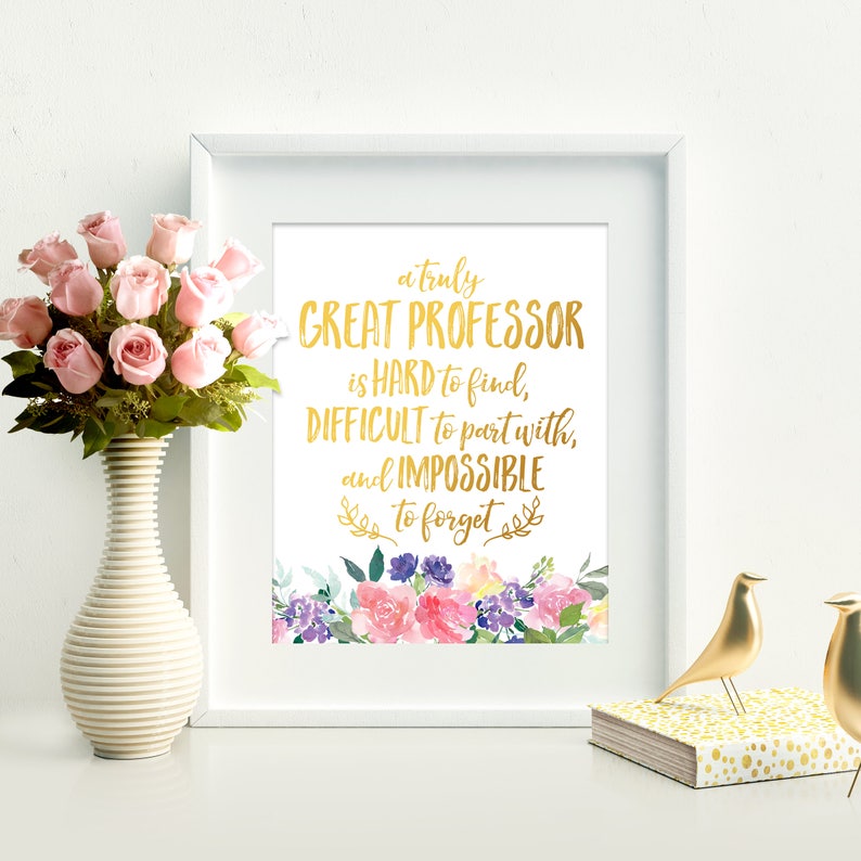 Puede incluir: Una impresi&oacute;n enmarcada en blanco con una cita dorada que dice "a truly GREAT PROFESSOR is HARD to find, DIFFICULT to part with, and IMPOSSIBLE to forget". La cita est&aacute; rodeada de flores de acuarela en tonos de rosa, morado y verde.