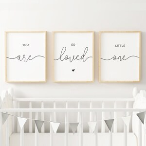 Je bent zo geliefd, kleintje - Nursery Printable Quote, Afdrukbare Poster Set van 3 stukken, Baby Decor Wall Art, Ouders Liefde, Nursery Sign afbeelding 2