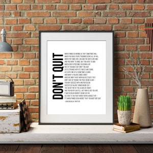 Pu&ograve; includere: Un poster di tipografia in bianco e nero con una citazione motivazionale: "Non mollare" di John Greenleaf Whittier. La citazione incoraggia la perseveranza e la resilienza di fronte all'avversit&agrave;.
