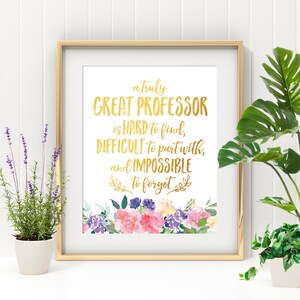 Puede incluir: Una impresi&oacute;n dorada sobre fondo blanco con un dise&ntilde;o floral en la parte inferior. El texto dice "Un VERDADERO GRAN PROFESOR es DIF&Iacute;CIL de encontrar, DIF&Iacute;CIL de dejar, e IMPOSIBLE de olvidar."
