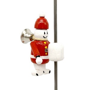 Può includere: Una statuetta di pupazzo di neve in legno con un cappello e un cappotto rossi, che tiene un marshmallow bianco. Il pupazzo di neve è attaccato a un'asta di metallo.