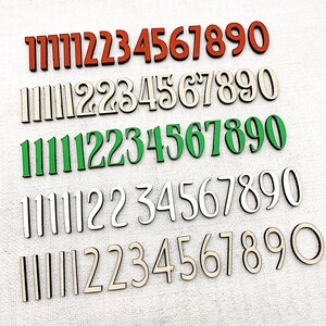 Pu&ograve; includere: Ritagli di numeri in legno in vari colori, tra cui rosso, verde e tonalit&agrave; legno naturale. I numeri da 1 a 9 e 0 sono visualizzati in pi&ugrave; file. I numeri sono in una variet&agrave; di caratteri e stili.