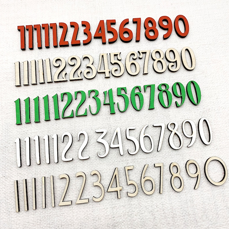 Pu&ograve; includere: Ritagli di numeri in legno in vari colori, tra cui rosso, verde e tonalit&agrave; legno naturale. I numeri da 1 a 9 e 0 sono visualizzati in pi&ugrave; file. I numeri sono in una variet&agrave; di caratteri e stili.