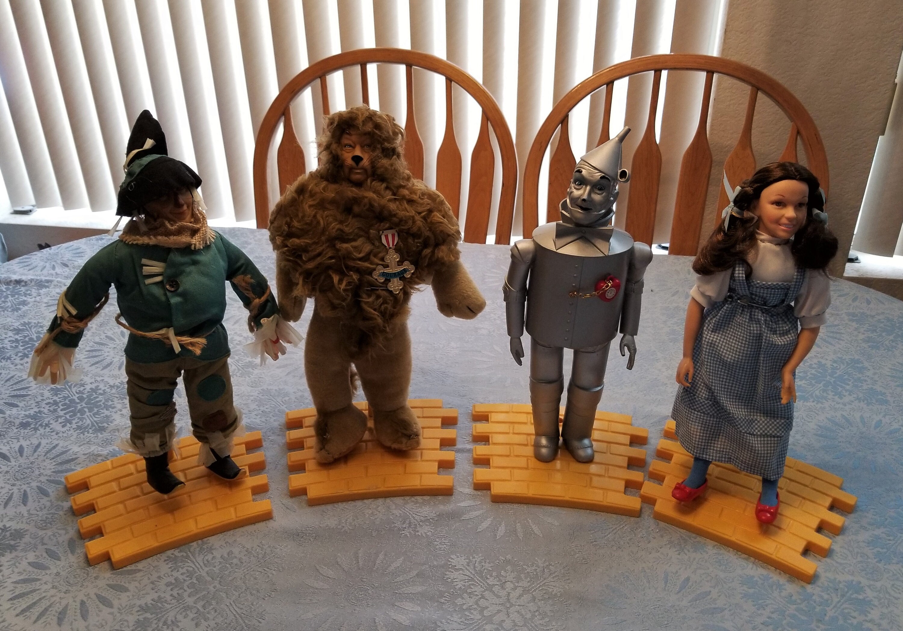 Sold at Auction: 8PC PRESENTS HAMILTON GIFTS WIZARD OF OZ DOLLS AND  YELLOW BRICK ROAD. DOROTHY, GLINDA. TIN MAN. SC