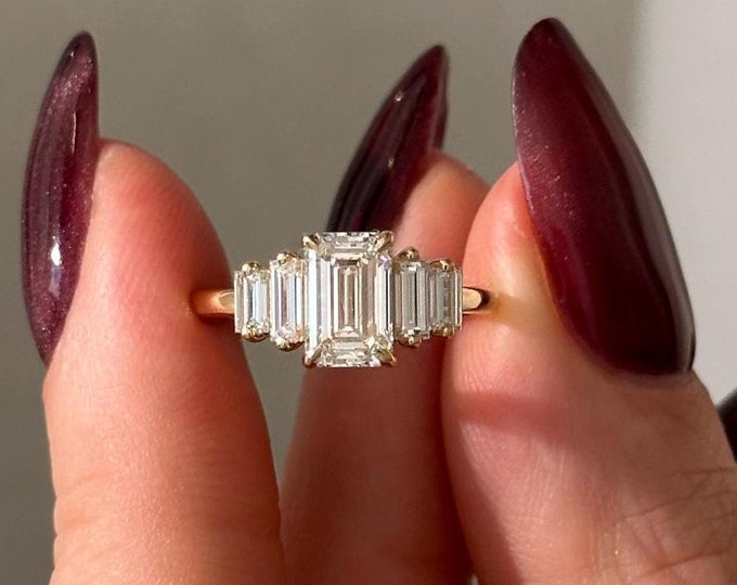 1.2 Carat Emerald Cut E VVS2 Emerald Cut Lab Diamond Aro Deco Engagement Ring in Yellow Gold / Emerald Cut and Baguette Diamonds Artdeco