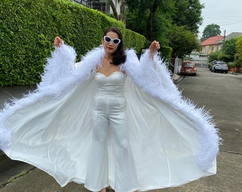 Vestido kimono de satén con plumas blancas personalizado, vestido de novia estilo gala, vestido de novia único, vestido de novia de talla grande, vestido de novia