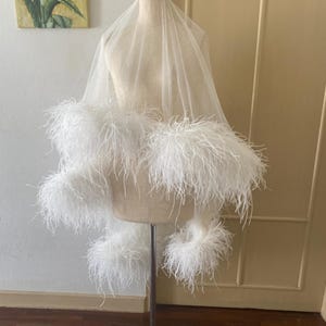 Custom white sparkling feathers wedding veil for bride,Personalized feathers cape for bridesmaids