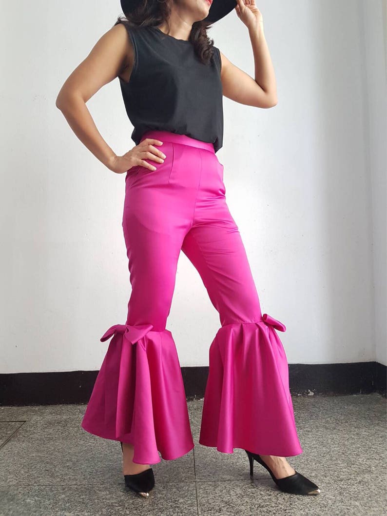 Peut inclure: Un pantalon large rose vif &agrave; taille haute avec un grand n&oelig;ud en bas de chaque jambe.