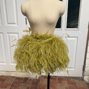 Jupe-short personnalisée vert olive à plumes, mini-jupe taille basse faite main, tenue de réception de mariée, tenue de fête, jupe à plumes