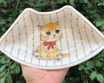 Kitten Bowl: Scallop Dish with Red Bow Cat Illustration