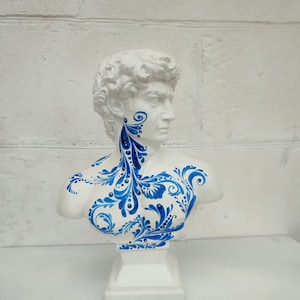Inspirada en la grandeza de David: la escultura elegante encarna la belleza y el poder, una decoración para el hogar y un símbolo de grandeza artística.