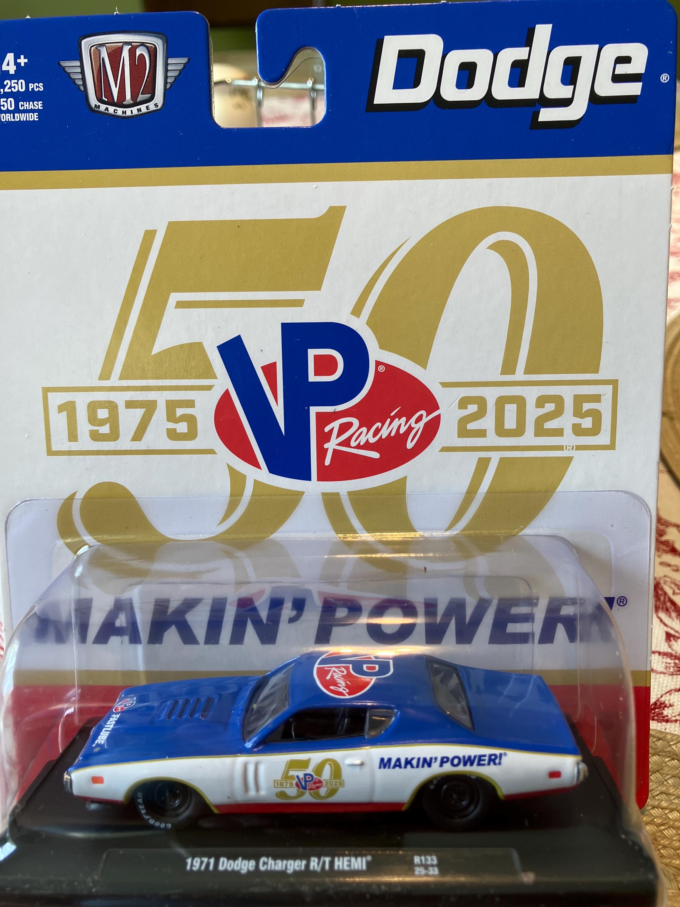 M2 Machines 1971 Dodge Charger R/T HEMI -diecast Car 1/64 in