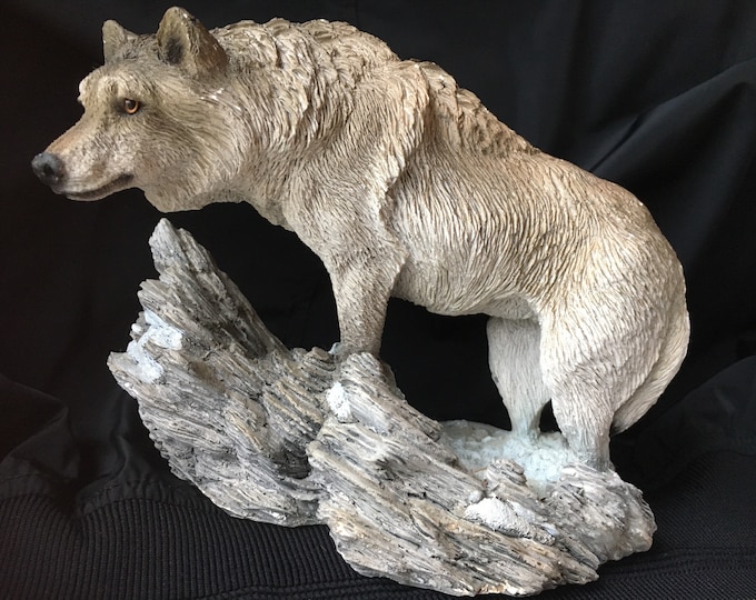 Living Stone Wolf Figurine Lookout Iirealistic and Great Detail Etsy