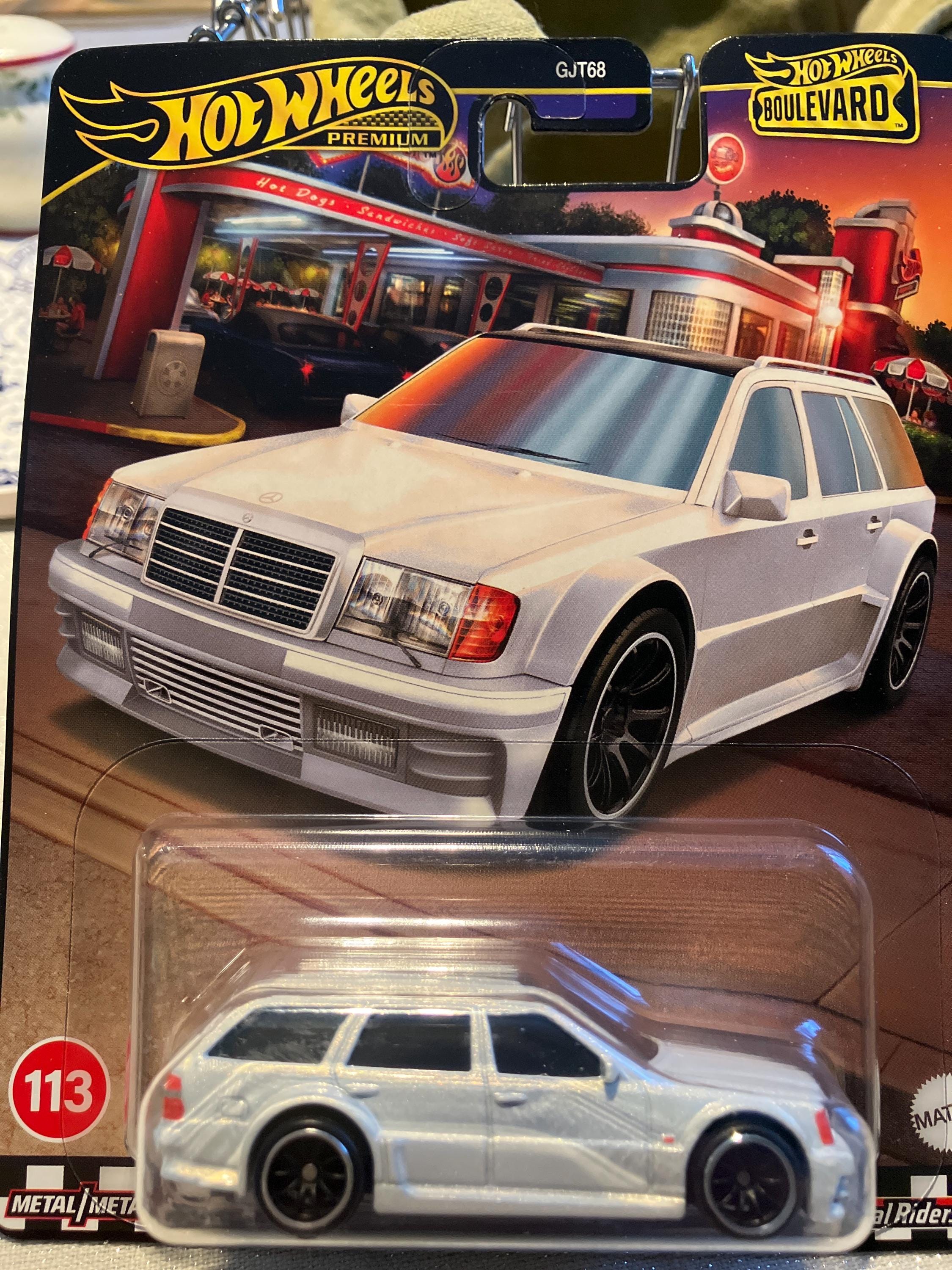 Hot wheels Premium Mercedes Benz E 36 AMG diecast metal 1/64 car Real Riders