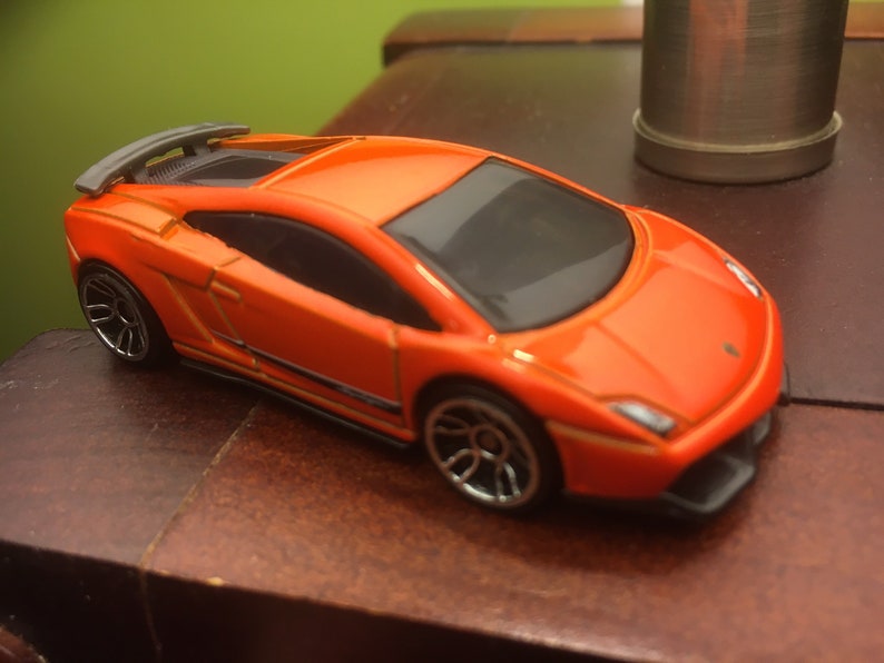 Hot wheels 2010 Lamborghini Gallardo LP-570-4 Superleggera-1/64 diecast car image 1