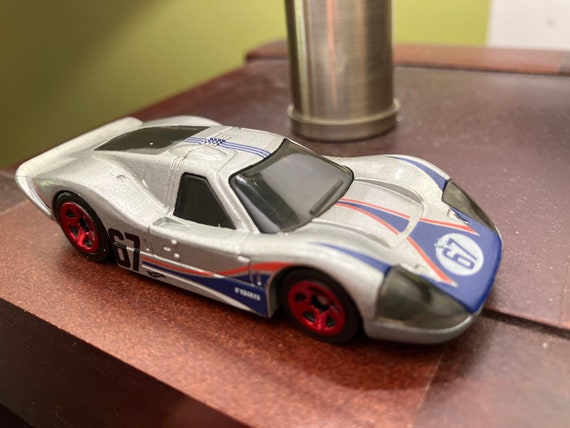 ととろろ　ホットウィールフォードGT40 Amazon.com: Hot Wheels '67 Ford GT40 Mk.IV, Retro Racers 4/10