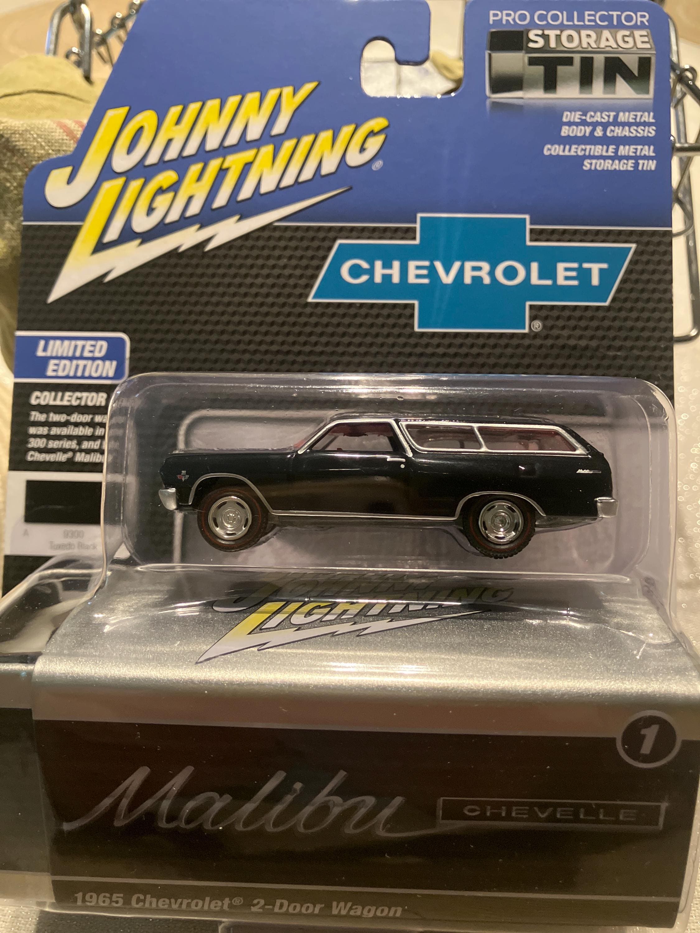 Johnny Lightning 1965 Chevrolet 2 Door Wagon -1/64 Diecast Car