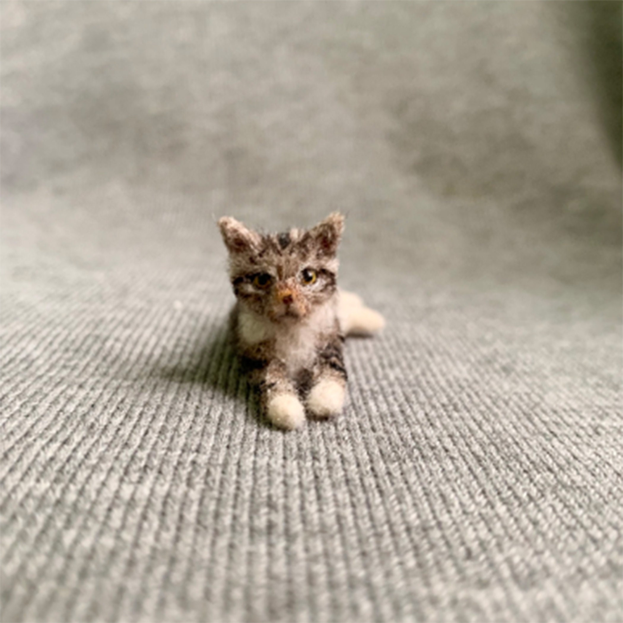 Casa De Muñecas En Miniatura De Cerámica Gato Atigrado marrón y blanco 