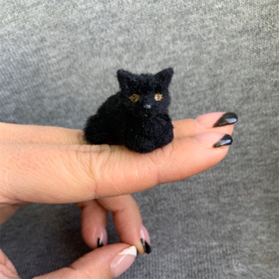 Doll House 1,12th Scale Miniature Pussy Cat Black Sitting Cat 