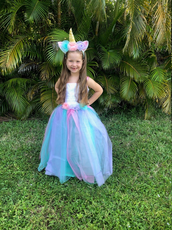 Robe Licorne  Unicorn dress girls, Girl unicorn costume, Wedding dresses  for kids