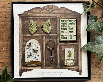 Luxus-Emaille-Anstecknadel-Set „Café der Kuriositäten“