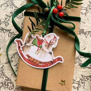 Conjunto de etiquetas de Natal recortadas em aquarela de cavalo de balanço festivo