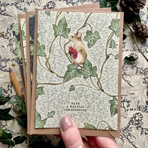 Rato festivo com presente cartão de felicitações aquarela caprichosa