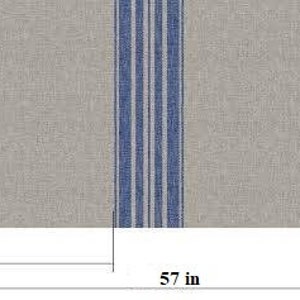 K&ouml;nnte beinhalten: Ein grauer und wei&szlig;er gestreifter Stoff mit blauen Streifen, die vertikal verlaufen. Der Stoff ist in Zoll gemessen: 3,7 Zoll, 2,4 Zoll, 16,3 Zoll und 57 Zoll.