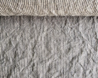 Weiches reines Leinengewebe, naturgrau gestreifter Leinenstoff, Bio-Flachsleinen mit schmalen Streifen, stonewashed Leinen als Rohware, 200g/m²