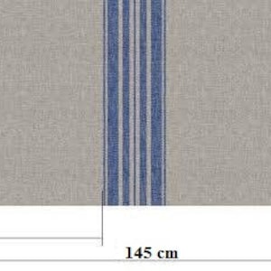 K&ouml;nnte beinhalten: Nahaufnahme eines grauen Stoffes mit vertikalen blauen Streifen. Der Stoff ist 32 cm breit und 41,5 cm lang. Der Stoff ist 6 cm breit und 146 cm lang.