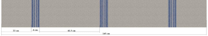 K&ouml;nnte beinhalten: Nahaufnahme eines grauen Stoffes mit vertikalen blauen Streifen. Der Stoff ist 32 cm breit und 41,5 cm lang. Der Stoff ist 6 cm breit und 146 cm lang.