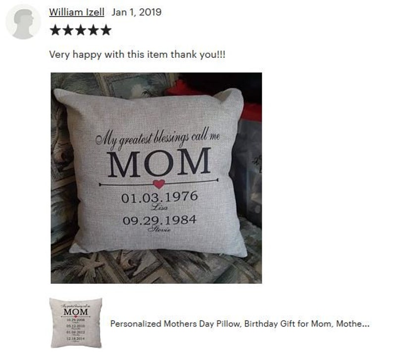 Może przedstawiać: Beżowa poduszka z napisem "My greatest blessings call me MOM" w kolorze czarnym z czerwonym sercem. Poduszka ma r&oacute;wnież nadrukowane daty "01.03.1976 Lisa" i "09.29.1984 Stevie".