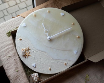 Horloge océanique en résine : oeuvre d'art murale côtière beige avec coquillages naturels