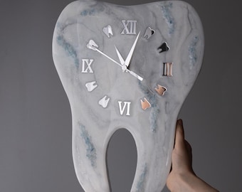 Horloge dentaire en résine : pierres aigue-marine, chiffres romains - Déco bureau de dentiste