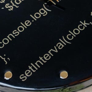 Web developer gift idea: a black resin clock that combines aesthetics with programming passion.