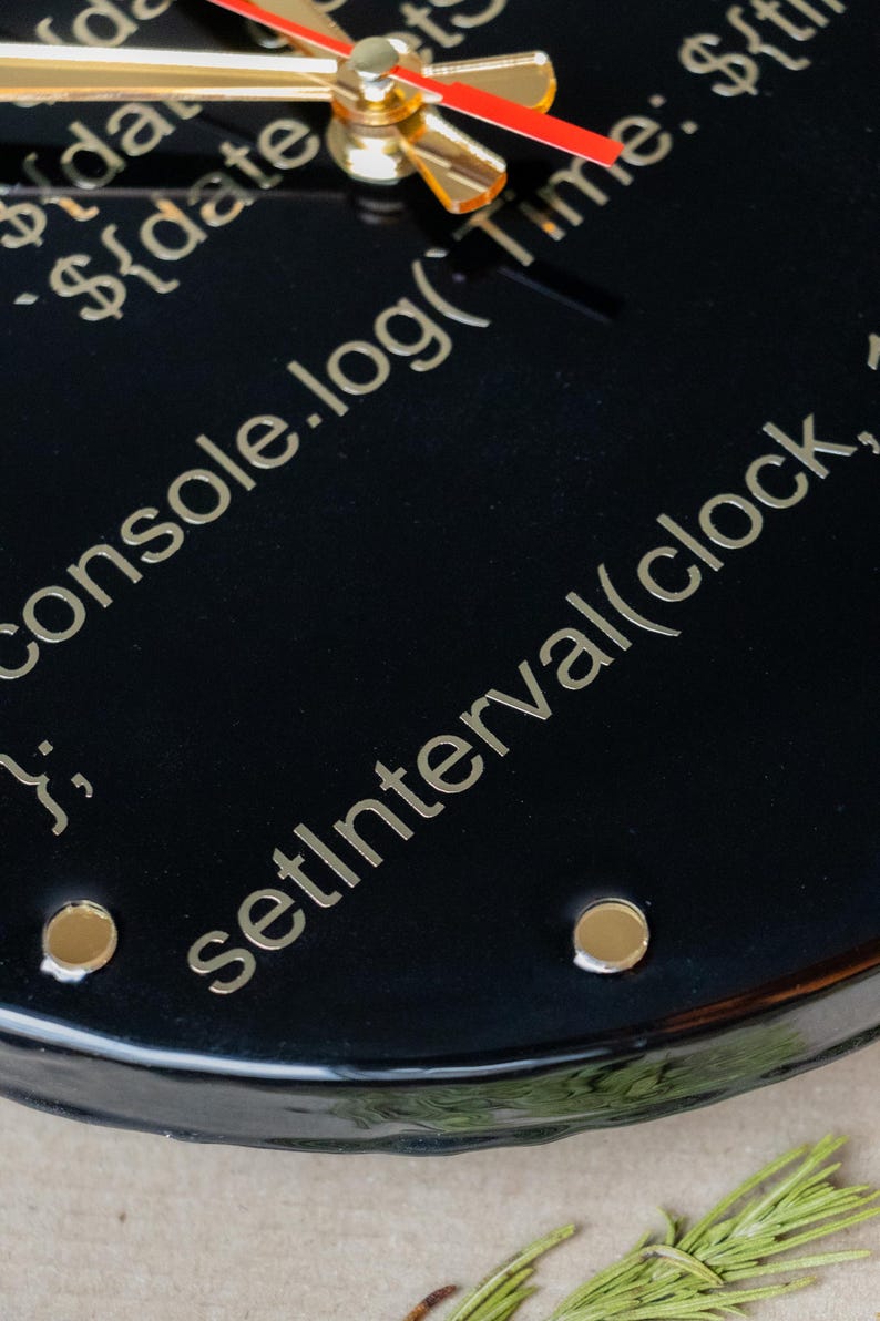 Web developer gift idea: a black resin clock that combines aesthetics with programming passion.