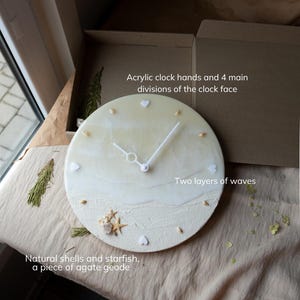 A 30 cm resin clock with coastal details, including agate geode and minimalist markers