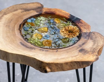 Botanischer Harz-Tisch: Walnuss Live Edge Couchtisch mit gepressten Blumen