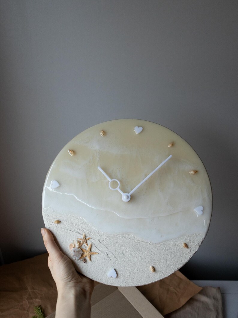30 cm beige resin clock with ocean waves and natural shells for modern interiors.