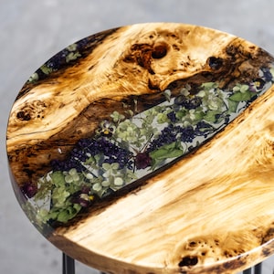 Blumen Harz Tisch | Handgefertigtes Botanisches Design mit Trockenblumen, Pappelholz & Epoxidharz | Rustikaler schicker Beistelltisch | Versandfertig