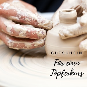 Könnte beinhalten: Eine Töpferscheibe mit einer kleinen, unfertigen Tonvase, die von mit nassem Ton bedeckten Händen geformt wird. Das Bild enthält den Text "GUTSCHEIN Für einen Töpferkurs".