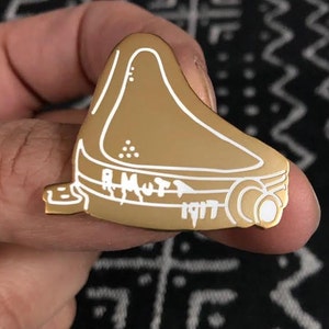 Duchamp Fountain Tribute Pin