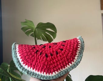 Almofada de crochê feita à mão em formato de melancia | Pelúcia de melancia | Almofada decorativa de fruta para quarto de bebê, menina ou menino | FEITA SOB ENCOMENDA