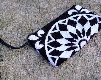 Wayùu peyon black and White pouch, handmade case, boho chic pochette, make-up purse, beauty case.
