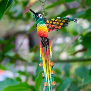 Handgjord pärlpärlad kolibrinyckelring: Inga Native Good Luck Charm